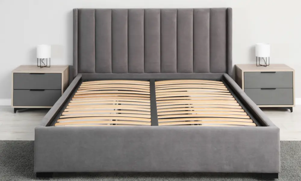 sommier sur un grand lit dans une chambre claire