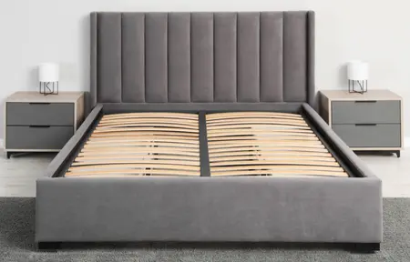 gsommier a lattes sur un grand lit gris