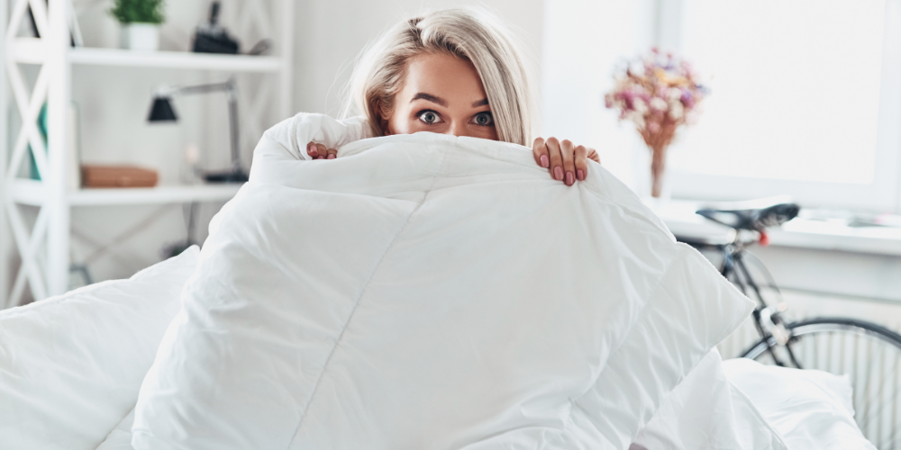Frau, die sich hinter einer duvet
