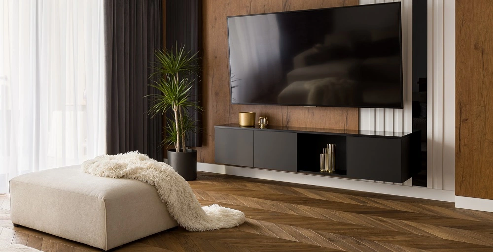 grosser Flachbildschirm in einem modernen Wohnzimmer