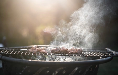 dampfende Grillgerichte auf einem Grillrost in einem Garten