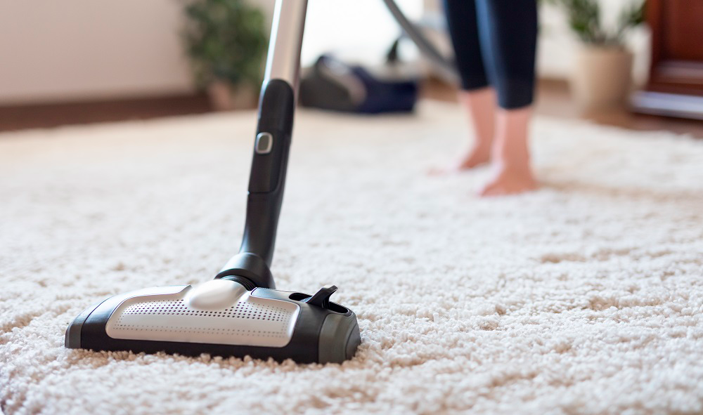Staubsauger für Teppiche mit langen weissen Fasern