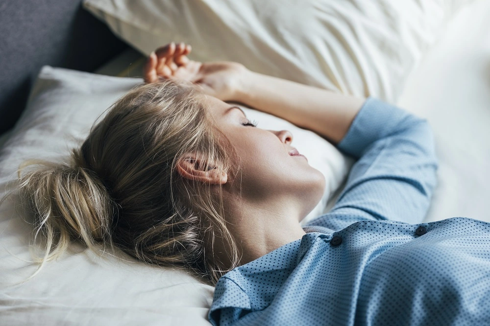 Frau schläft auf einem Kissen