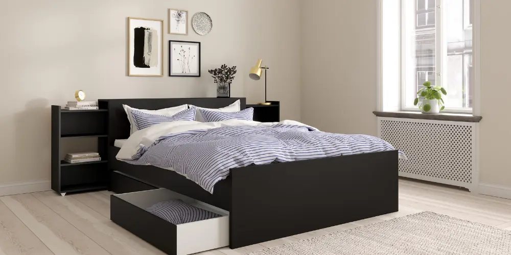 Helles Schlafzimmer mit schwarzem Bett mit Stauraumschublade
