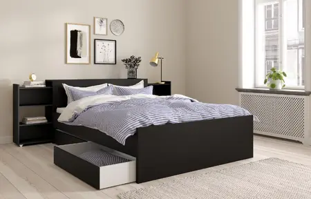 grand lit dans une chambre lumineuse