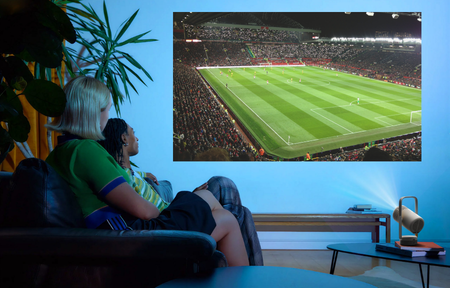 amis regardant un match de foot via un beamer