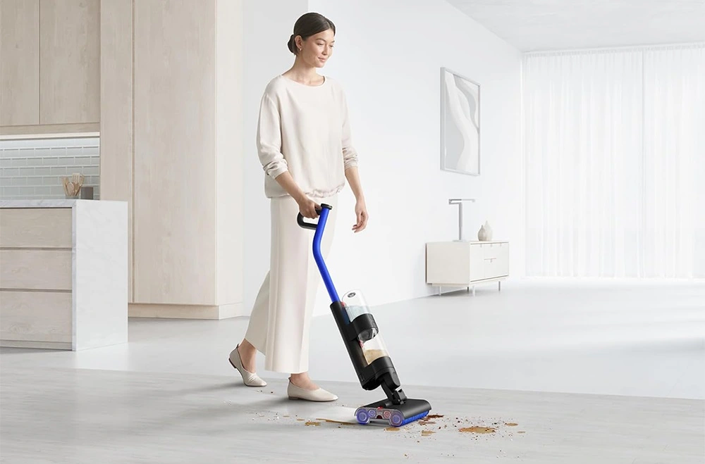 donna che passa l'aspirapolvere lavapavimenti