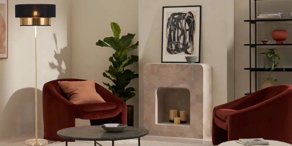 Stehlampe im gemütlichen Wohnzimmer